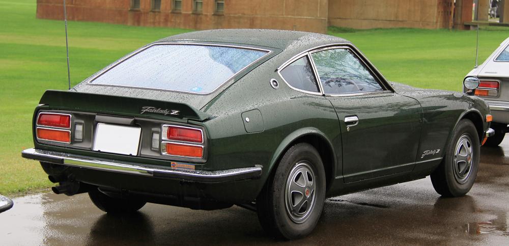 https://upload.wikimedia.org/wikipedia/commons/c/cc/1977_Nissan_Fairlady_Z_rear.jpg