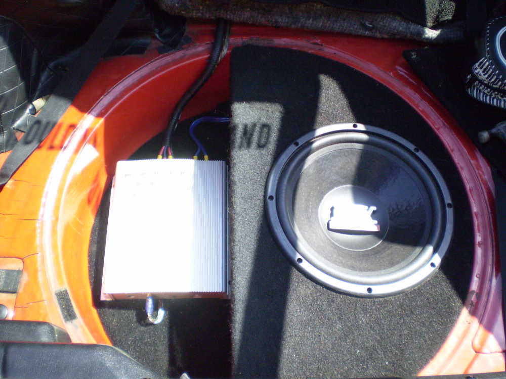 sub and amp in wheel well.JPG
