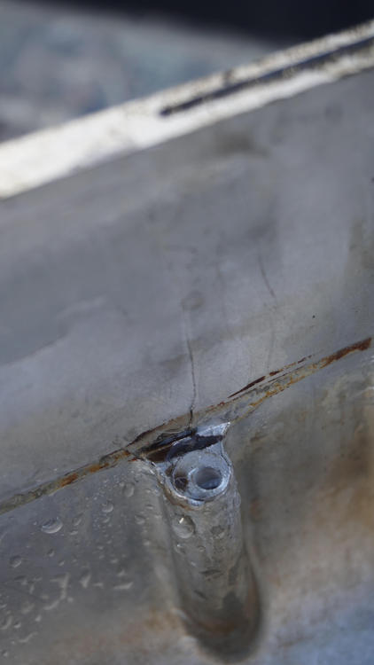 valve cover baffle crack.jpg