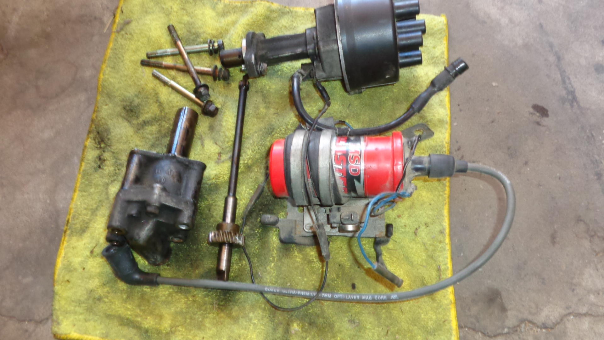 82 83 Datsun 280ZX Turbo Distributor,Ignitor and OIL Pump with spindle.