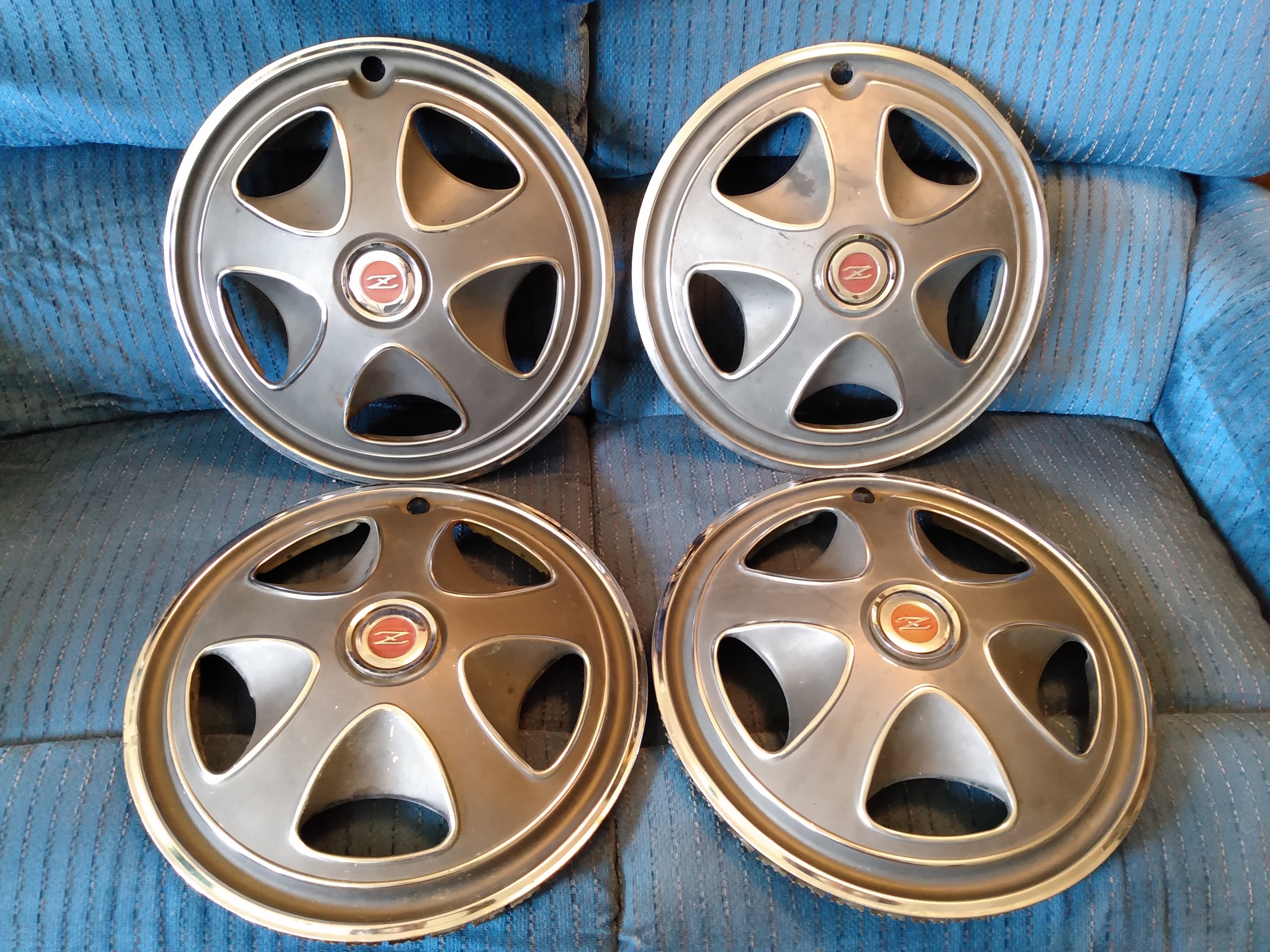 240Z Hubcaps