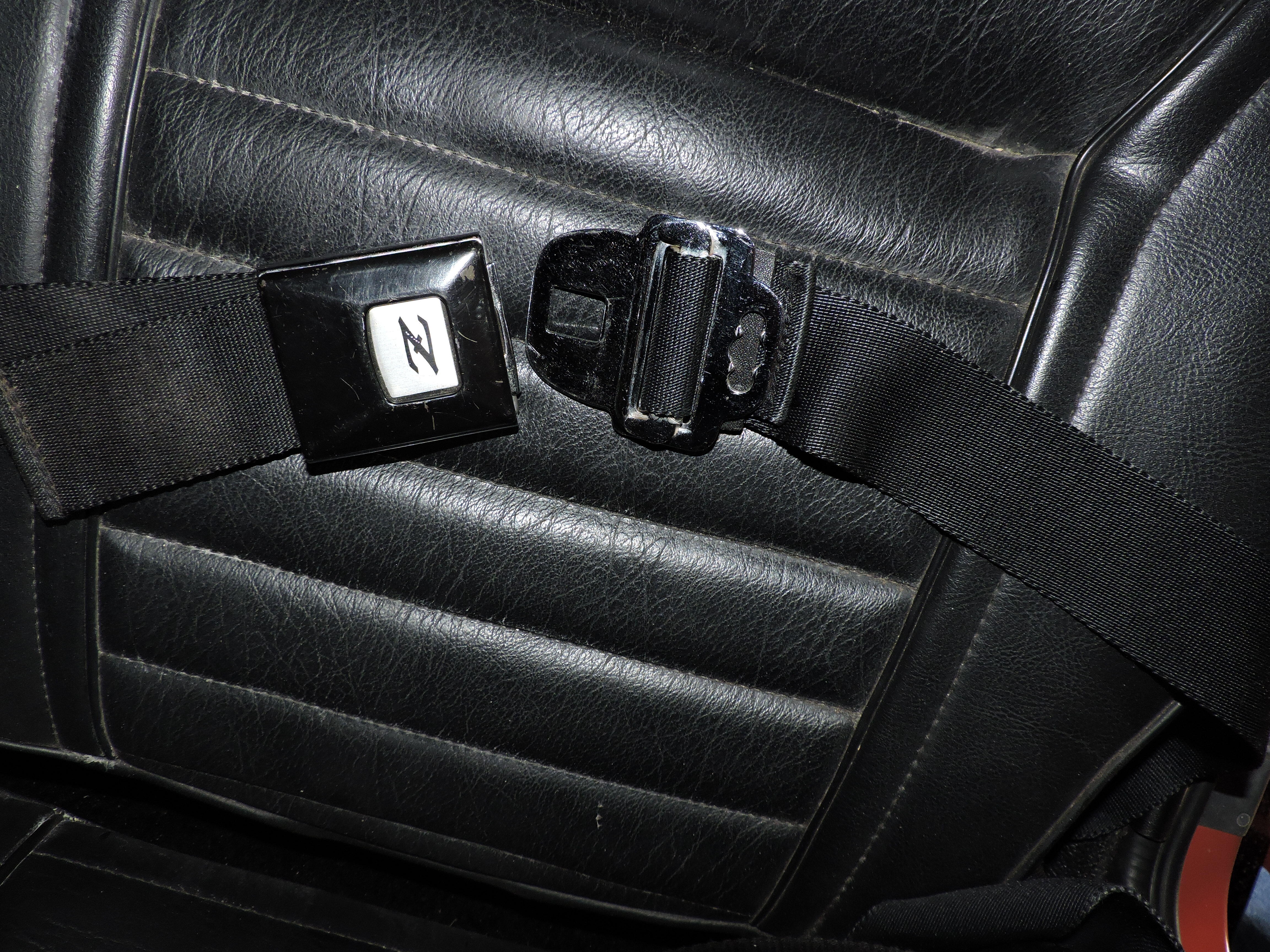 240Z seat belt buckle