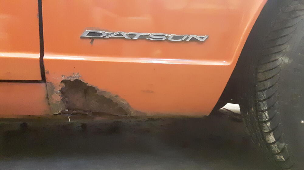 fou right fender rust.jpg