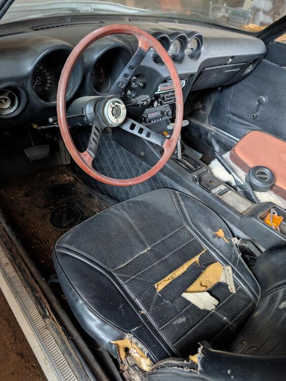 Car - TM-JM CA 530FXO 1972 Datsun 240Z Interior drivers seat and side.jpg