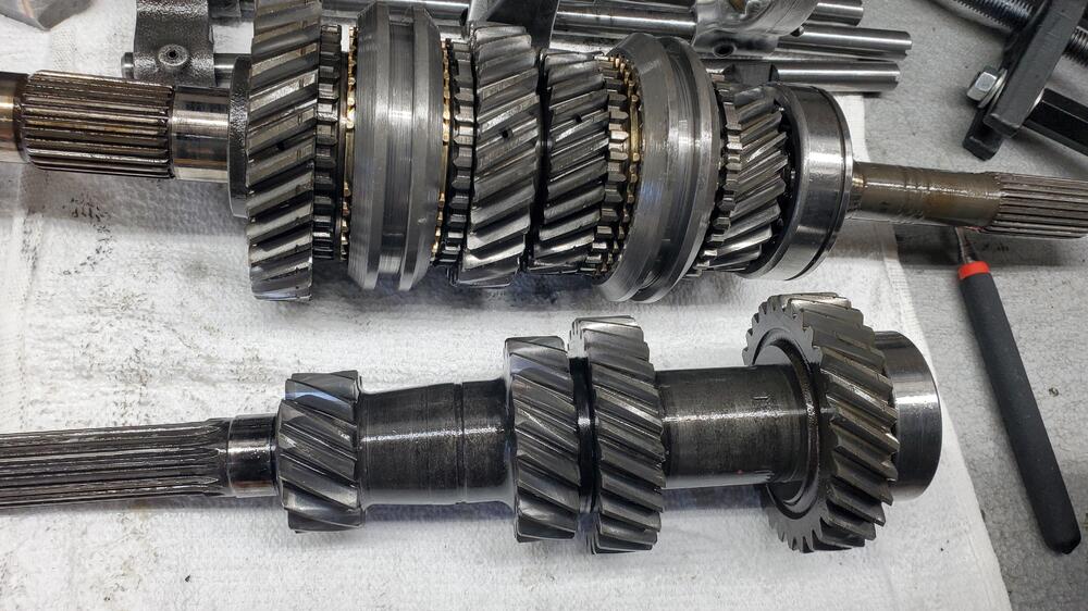 Counter shaft assy next to main assy gears 1-4 FS5W71B.jpg