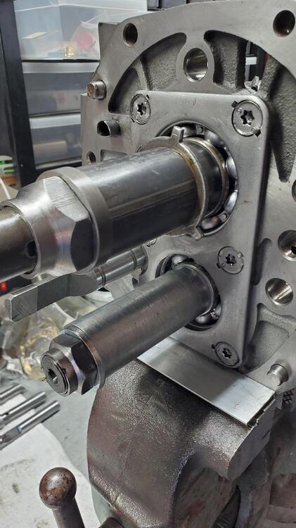 Pressing (pulling) main shaft and counter shaft on adapter plate bearings..jpg